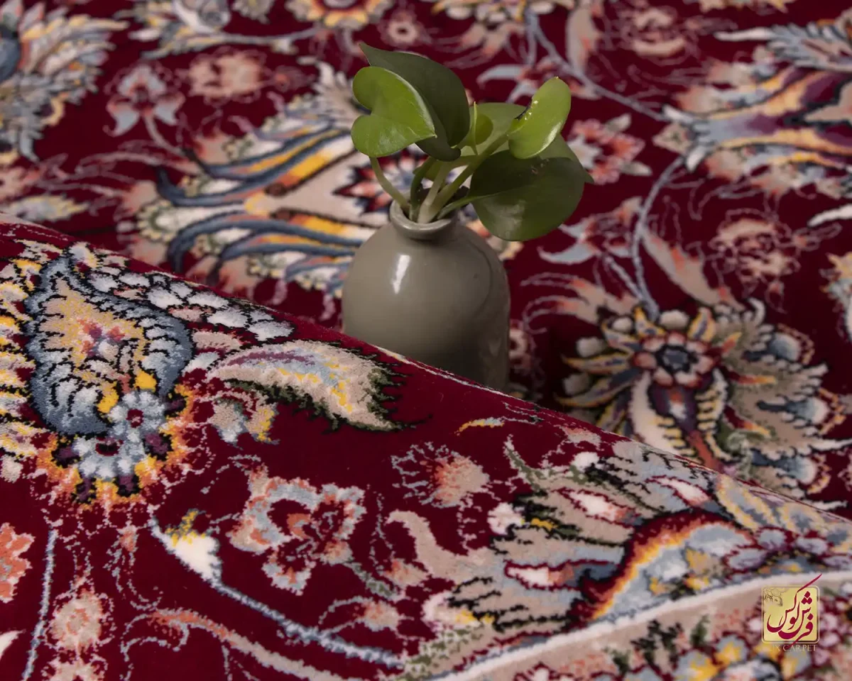 فرش ابریشم ماشینی ۱۲۱۱ لاکی حاشیه کرم