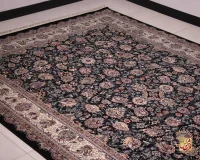 فرش ابریشم ماشینی ۱۲۱۱ سرمه ای حاشیه کرم