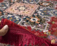 فرش ابریشم ماشینی T1089 لاکی حاشیه آبی - تصویر 5